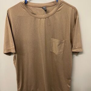 Vuori Tradewinds pocket tee. L . Gold.